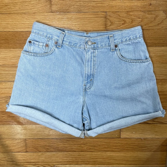 Women’s Vintage Levi’s High Waisted Mom Jean Shorts - Picture 2 of 13